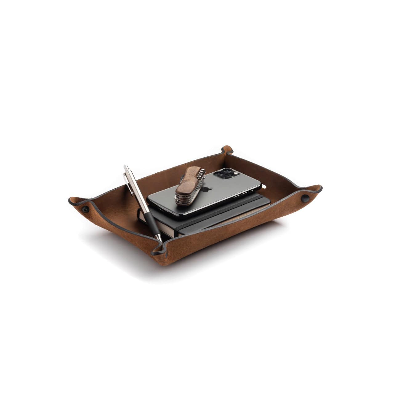 https://mainstreetforge.com/cdn/shop/products/full-grain-leather-valet-tray-charging-station-for-nightstand-table-bedroom-kitchen-office-main-street-forge-small-goods-large-rustic-montana-37722063601889_1600x.jpg?v=1657126698